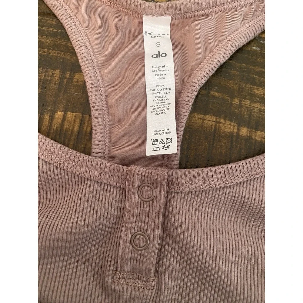 ALO Yoga Icon Ribbed Henley Bra Size Small Powder Pink NWOT